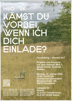 Zu sehen ist ein Poster, die eine Wildwiese zeigt mit einem grünen Wald im Hintergrund. Außerdem sieht man einen Stuhl. 